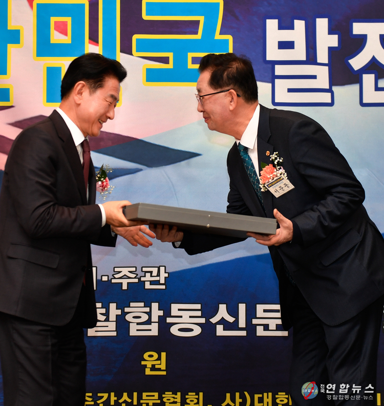 "2023" 한국을 빛낸 무궁화 대상 김동근 의정부시장으로부터 서문동 남서울대학교 사무처장이 경찰합동신문 대상패를 영광스럽게 받고 있다.