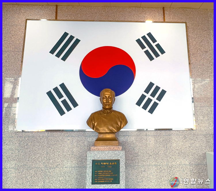  석오 이동녕 선생 흉상