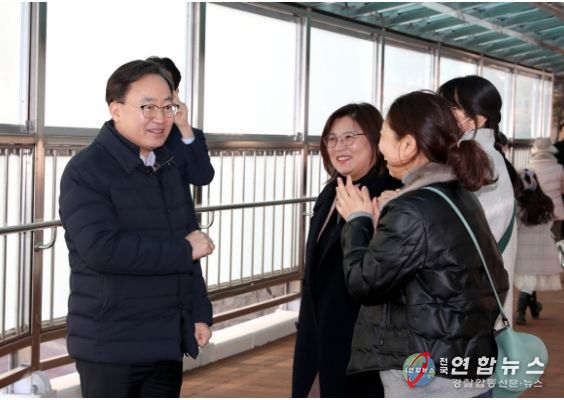 2월 27일 유성훈 금천구청장(사진 왼쪽)이 사업을 제안한 금동초 학부모 모임 ‘시흥골 뚜벅이’ 회원들과 이야기를 나누고 있다