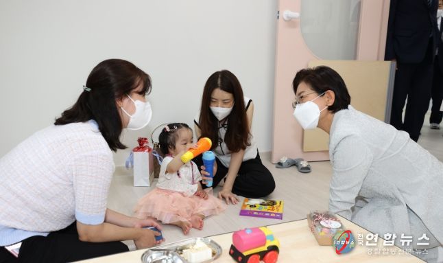 어린이집 관계자와 얘기 나누는 김미경 은평구청장