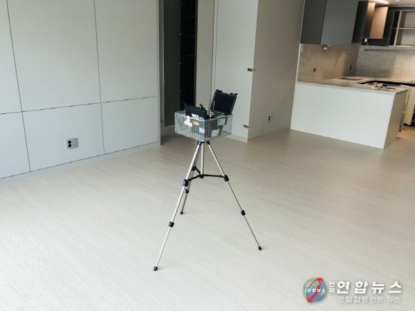신축 공동주택 오염도 검사를 진행하는 사진