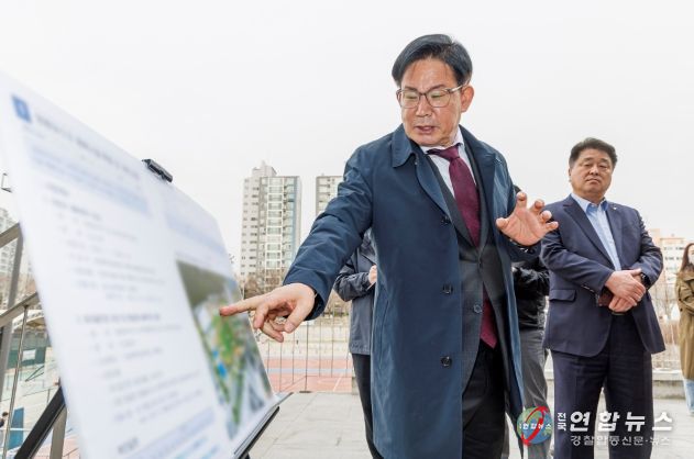 3월 망원동 유수지시설 정비계획을 검토하는 박강수 마포구청장