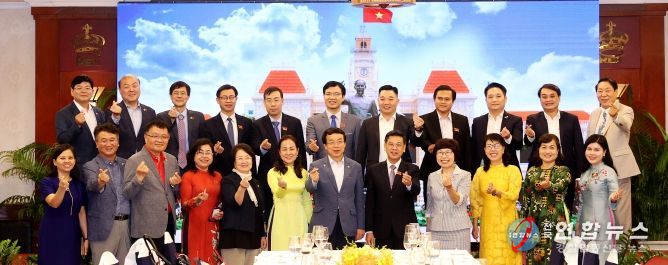 인천시의회 대표단과 베트남 호치민시인민의회 응웬 반 지웅 부의장 및 의원들이 지난 23일 서로 만나 우호 협력 강화 방안을 논의한 후 기념사진을 찍고 있다.