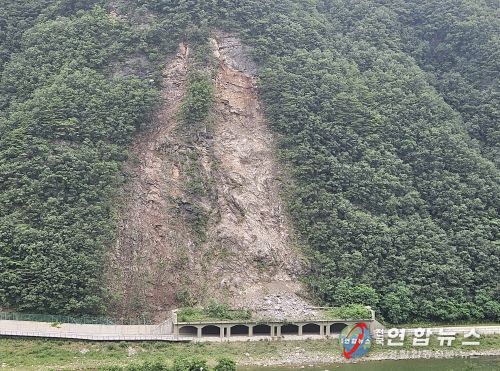정선군 정선읍 군도 3호선 세대 피암터널 사면 산사태 발생