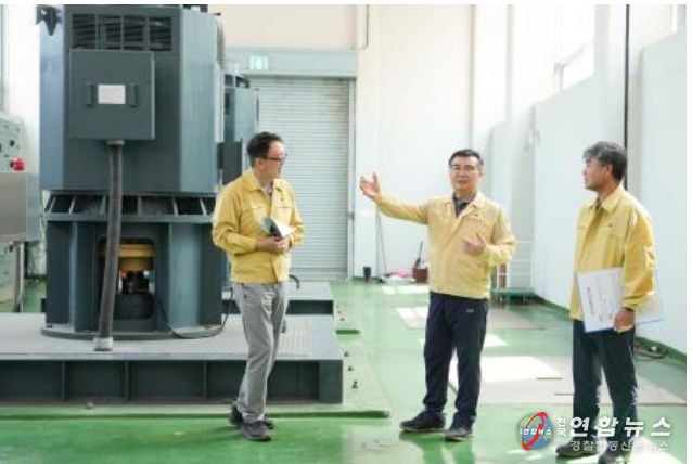 7일 오전 망우산저류조와 면목빗물펌프장을 찾은 류 구청장이 시설물을 살펴보고 있다.