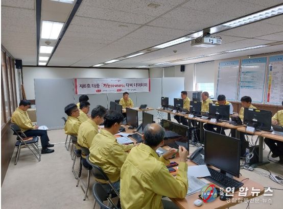 8일 열린 카눈 대비 대책 회의를 주재하는 정문헌 종로구청장의 모습