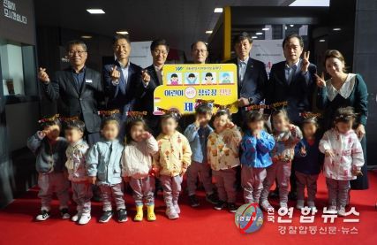 (재)광양시어린이보육재단, ‘제4, 5호 어린이 안심 정류장’ 전달