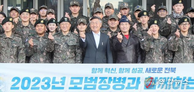 17일 도청 현관에서 열린 모범 장병 전북 투어 축하 행사에 김관영 도지사를 비롯하여 공군 38전투비행전대 등 도내에서 병역의무를 수행하는 타지역 장병들이 전북투어 행사를 갖고 기념촬영을 하고 있다