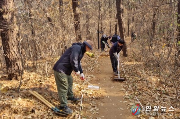 용인특례시가 잘못 시공된 어싱길에 대해 재시공 작업을 하고있다.