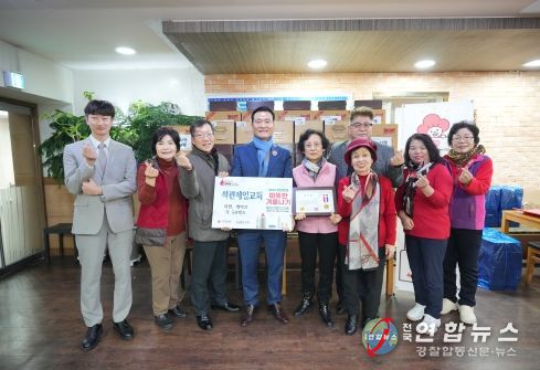 이승로 구청장이 석관제일교회 정진성 담임 목사 및 관계자들과 기념 촬영을 하고 있다.