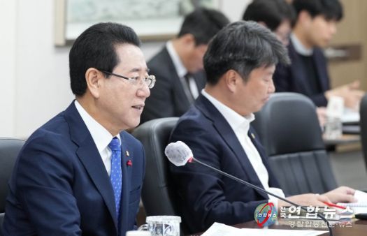 김영록 전라남도지사가 26일 오전 도청 서재필실에서 실국장 정책회의를 주재하고 있다.