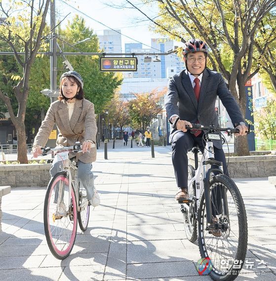 구민과 자전거 시승중인 이기재 양천구청장