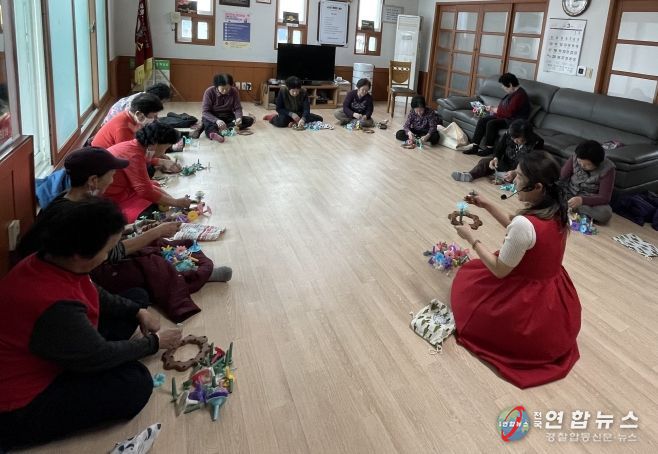 8일 천안시 입장면 효계1리 경로당에서 찾아가는 치매예방교실 대상자들이 교구를 활용한 인지자극활동 프로그램에 참여하고 있다.