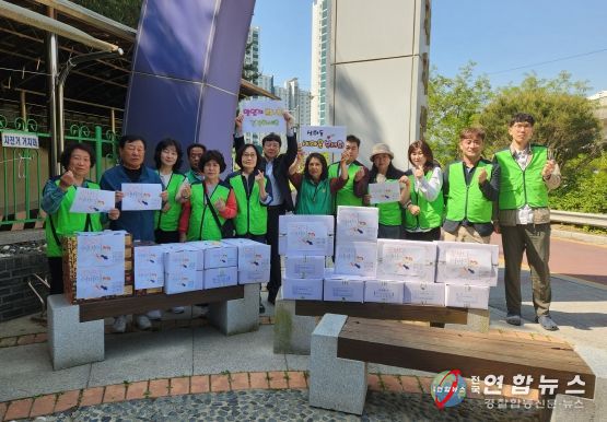 상하동 새마을부녀회와 지역사회보장협의체가 어버이날을 앞두고 따뜻한 마음을 전달했다
