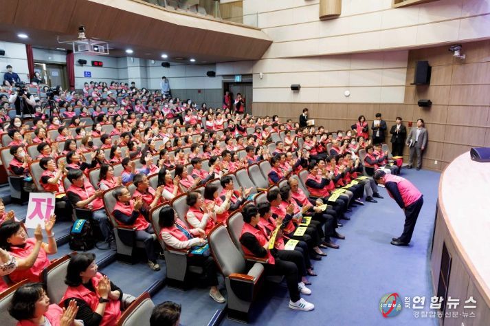 지난 4월 마포구 효도밥상 자원봉사자 발대식에서 박강수 마포구청장(오른쪽)이 마포의 숨은 영웅 자원봉사자께 감사 인사를 드리고 있다.