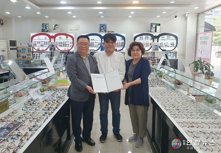 동백1동 지역사회보장협의체가 1001안경 동백점과 취약계층 무료 안경지원 업무협약을 맺었다.