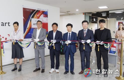 박강수 마포구청장이 홍익하다 아트페어 개소식에 참석해 색줄 자르기를 하고 있다