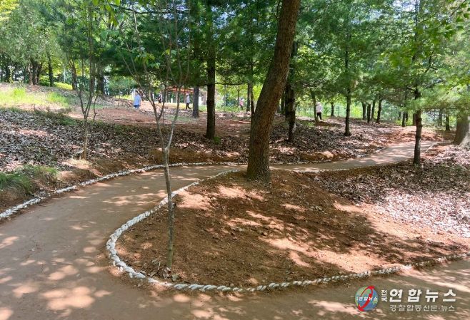 수지구 풍덕천동 수지체육공원 맨발길 보행환경 개선을 위해 산흙을 복토하고 경계 로프를 설치한 모습