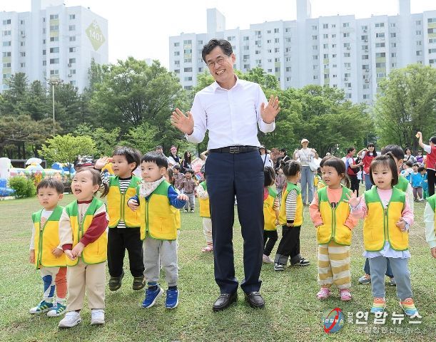 양천공원에서 열린 ‘양천 겸둥이들 모여라 행사’에서 어린이와 소통하며 즐거운 시간을 보내는 이기재 양천구청장
