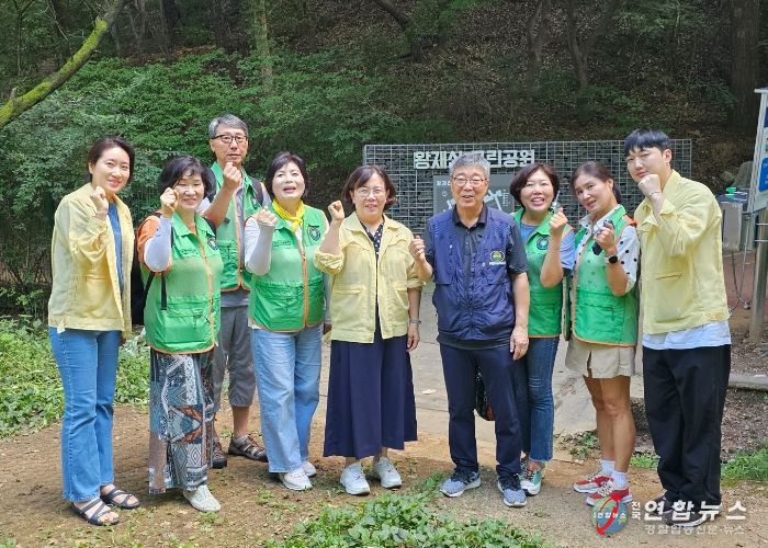 광명시 철산3동 자율방재단은 지난 28일 안양천 일대와 왕재산 근린공원을 방역했다.
