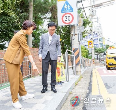진교훈 서울 강서구청장(오른쪽)이 6일(금) 지역 내 초·중학교 4곳 주변의 어린이 통학로를 현장 점검했다.