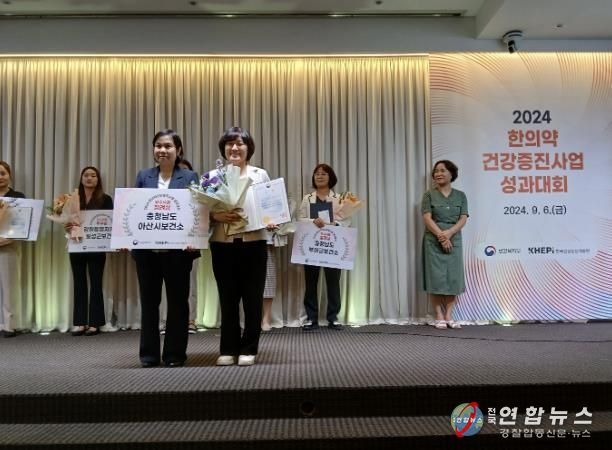 장관표창을 받고 있는 사진