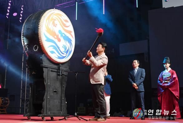 김동근 시장이 ‘제39회 회룡문화제’에 참석해 축제 시작을 알리고 있다.