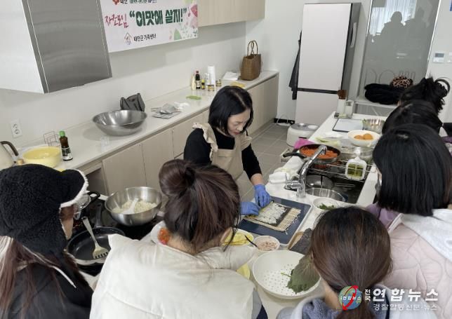 15일 태안군가족센터 공유주방에서 진행된 ‘이맛에 살지’ 프로그램 모습