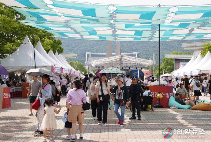 ‘2025 천안 K-컬처박람회’ 축제장을 방문한 시민과 관광객의 모습.