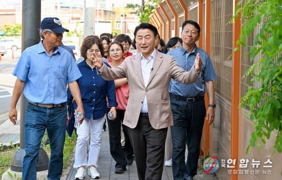 김동근 시장이 6월 9일 주민들과 CRC 통과도로 전구간(1km)을 걸으며 CRC의 과거와 미래를 나누는 시간을 가졌다.