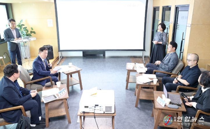 박승원 광명시장이 14일 철산동 이동노동자 쉼터에서 ‘2026년 광명시 생활임금의 적정 수준과 노동정책 방향’을 주제로 한 토론회에 참석해 발언하고 있다.