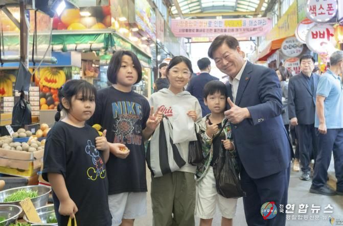 박승원 광명시장이 지난 9월 30일 광명새마을시장을 찾은 아이들과 기념사진을 촬영하고 있다.