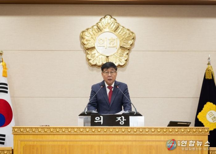 윤창철 의장이 제381회 임시회 제1차 본회의를 주재하고 있다.