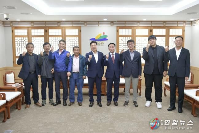 (사)예산군축산단체연합회, 2025년 임원진 내방 인사 기념촬영