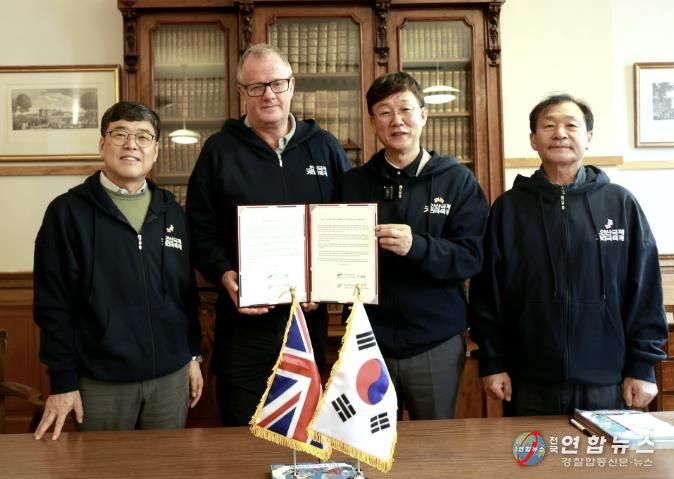 이민근 안산시장(오른쪽 두번째)과 김태훈 안산문화재단 대표이사(왼쪽 첫번째)가 토니 랜케스터 프린지 협회장(왼쪽 두번째)에게 교류의향서를 전달하고 있다.