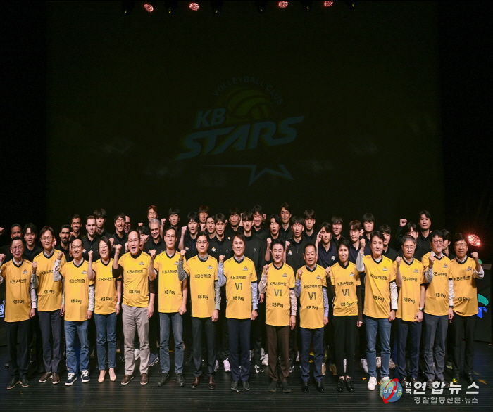 김동근 시장이 10월 18일 KB손해보험 스타즈 배구단의 2025-26 V리그 출정식에서 참석자들과 기념사진을 찍고 있다.