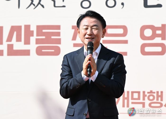 김동근 시장이 10월 19일 고산동 주민자치회의 ‘어울림 한마당’ 행사장에서 인사말을 하고 있다.