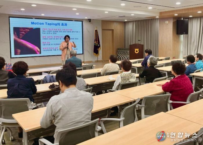 지난 17일 광명농협 대회의실에서 '내·오 기억캠퍼스' 인지건강 프로그램을 진행하고 있다.