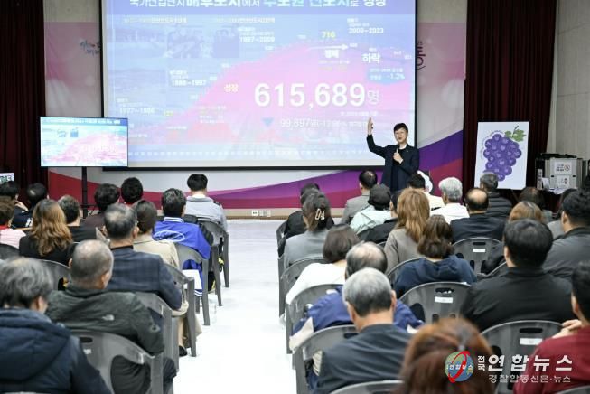 이민근 안산시장이 대부동 주민과의 대화에서 시정 운영 방향을 설명하고 있다.