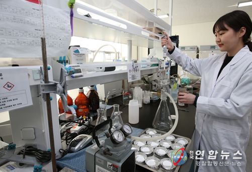 _인천환경공단 환경연구소 직원이 수질실험을 하고 있다.
