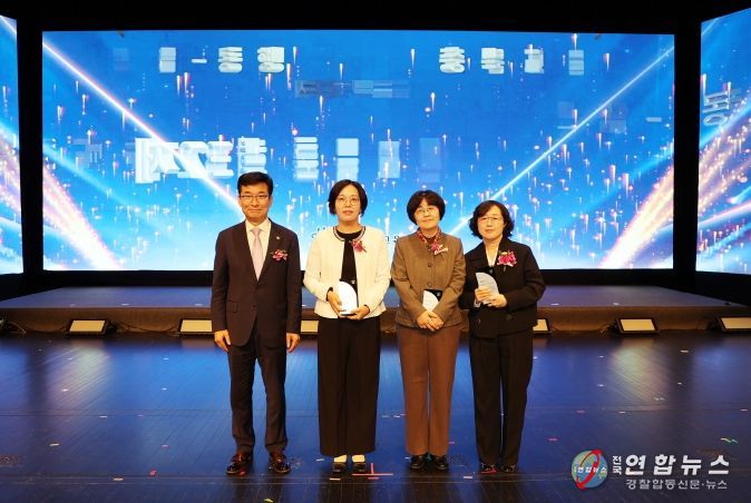 왼쪽부터 왼쪽부터 윤건영 교육감, 이복섬 수석교사, 이경희 교사, 이경하 교사