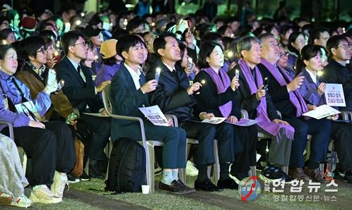 오세훈 서울시장이 25일(토) 저녁 서울광장에서 열린 ‘10.29 이태원 참사 3주기 시민추모대회’에 참석했다.