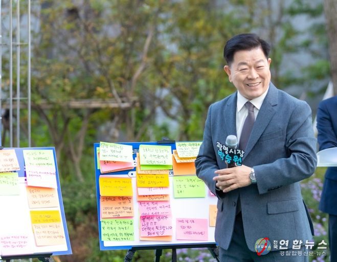 박승원 광명시장이 지난 25일 오후 트리우스광명 아파트에서 열린 시민 소통 프로그램 '아주 소중한 하루의 만남(아소하)'를 통해 시민들과 소통하고 있다.