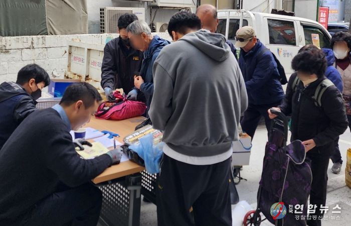 지난 24일 광명2동 행정복지센터에서 '제2차 불법광고물 수거보상제'가 진행되고 있다.