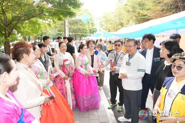 신내2동 봉화산 ‘차없는 거리축제’에 참석한 류경기 중랑구청장과 주민들의 모습