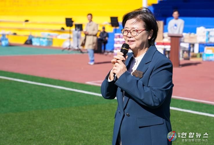 10월 15일 열린 환경공무관 ‘한마음 체육대회’에서 이순희 강북구청장이 인사말씀을 하고 있다.