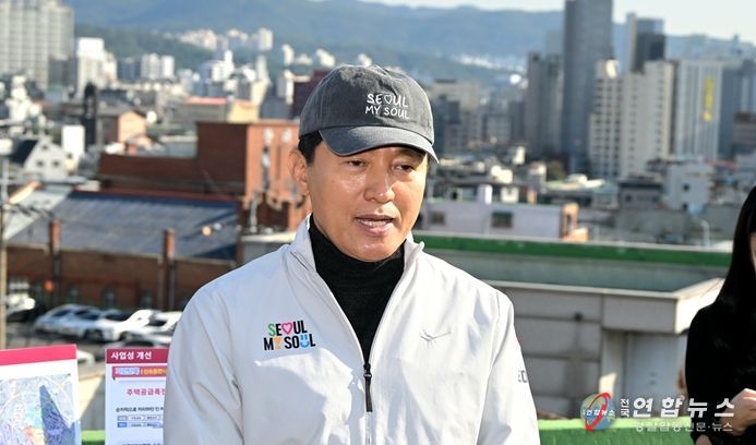 28일 구로구 가리봉2구역을 찾은 오세훈 서울시장이 신속통합기획 재개발 지원방향을 설명하고 있다.