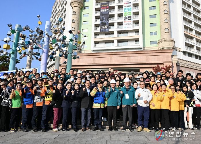 김동근 시장이 10월 28일 ‘2025년 재난대응 안전한국훈련’ 참여자들과 함께 기념사진을 찍고 있다.