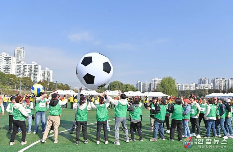 ‘양천구 통장 한마음 체육대회’에서 공굴리기 경기를 즐기는 통장들