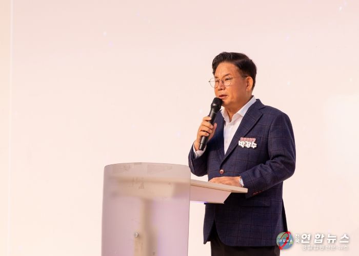 제5회 마포구 경로당 여가프로그램 발표회에서 인사말을 하는 박강수 마포구청장